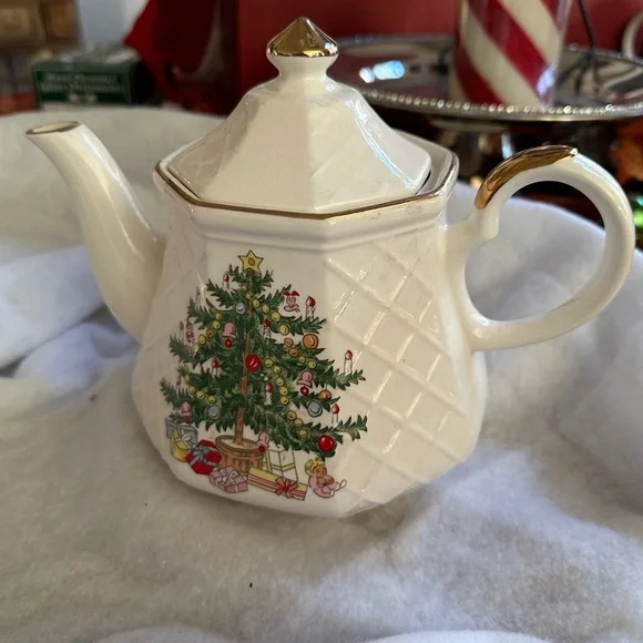 Vintage Christmas Tea Pot Set of 2 - Picture 1 of 11